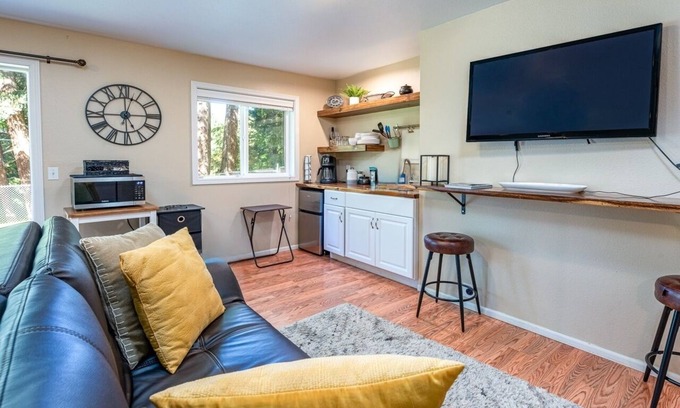 Corvallis Apartment | Baby Bella- with concierge laundry service