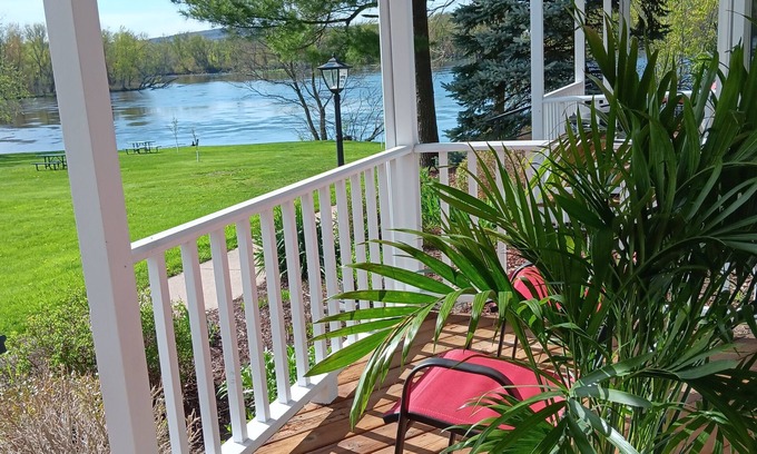 Poynette Condo | Badger Digs - A Lofted Condo on the Wisconsin River