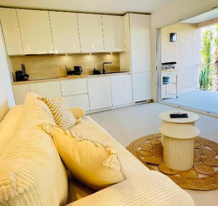 Gassin Apartment | Bain De Soleil refait à neuf, bord de plage et piscine, proche de Saint Tropez