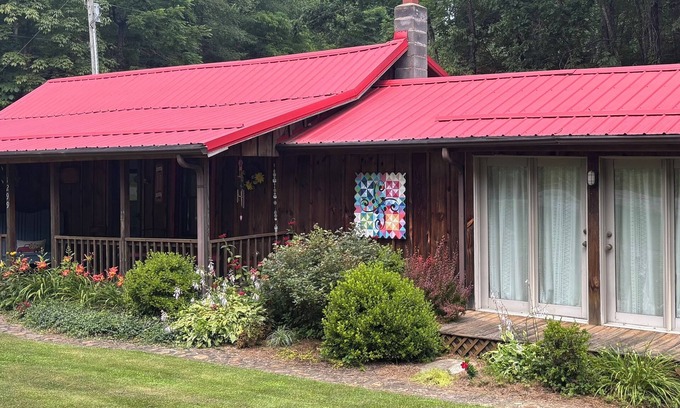 Crumpler Cottage | Baker's Cottage - Relax in this quiet mountain cottage by the creek.