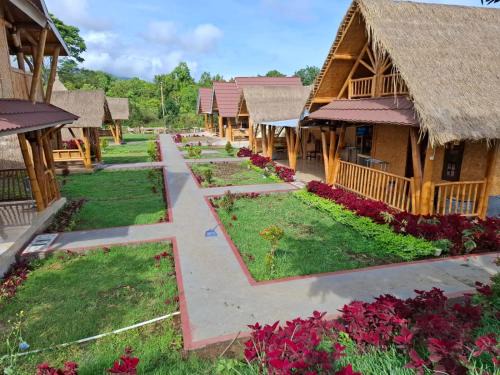 Bayan Cabin | Bale Gantar