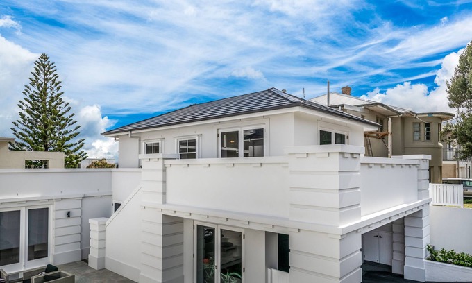 Bar Beach House | Bar Beach - unrivalled luxury apartment - beach views - 100m to sand