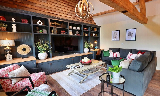 Quedgeley Cottage | Barn in Cotswolds with Outdoor Kitchen