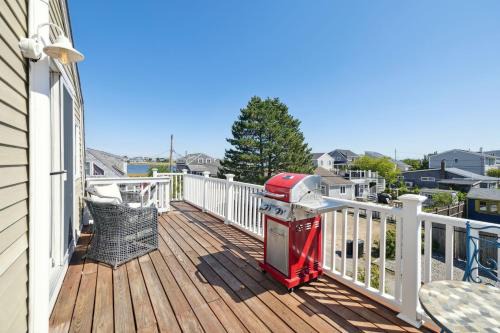 Newbury Apartment | Basin Perch Basin Views Sunsets AC Deck