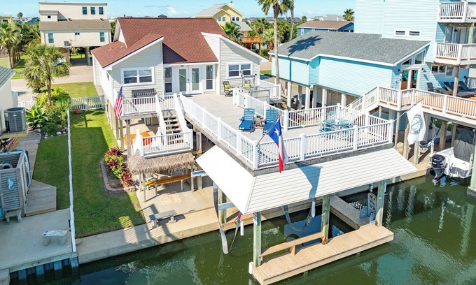 Isla Del Sol House | Bay & Beach Activities Galore, Stunning Decor, Boat Slip!