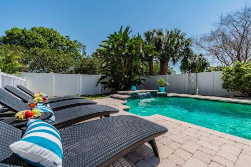 Bay Crest Park House | (BAYC) Aqua Haven: Luxe Retreat with Pool & Boat Bliss