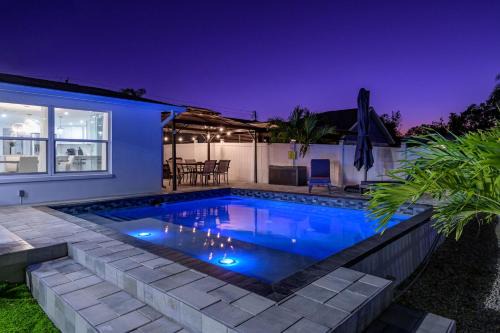 Bay Crest Park House | Baycrest Waterfront Pool Dock Gym Bikes