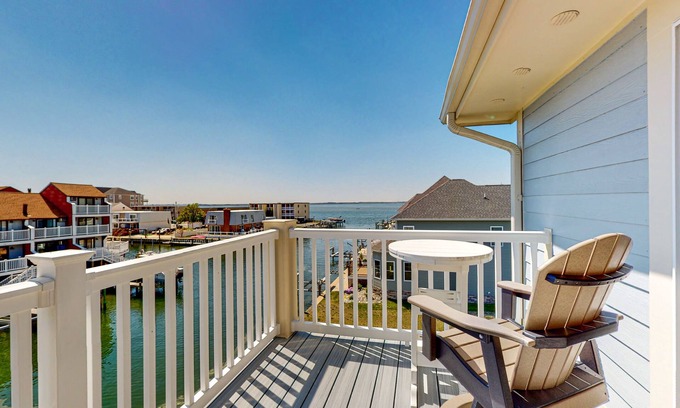 Heron Harbour Isle Condo | Bayfront, 3rd-floor condo with great deck, sunset view, pool, piers & central AC