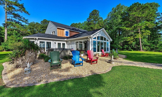 Chocowinity House | Bayfront Blounts Creek Home: Private Beach + Dock!