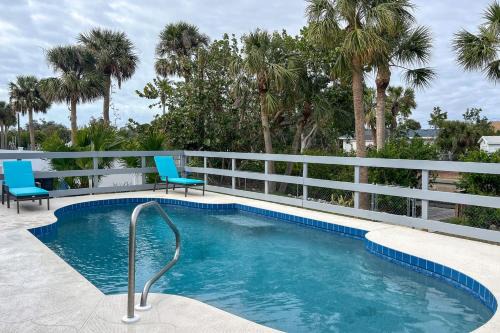 Englewood South House | Bayfront Paradise with Heated Pool and Balcony!