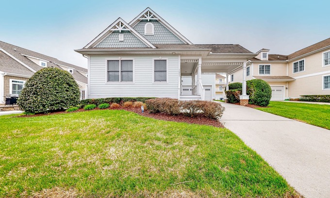 The Commons House | Bayside Resort home with Ping-Pong, sunroom, pool, gym, & hot tub access