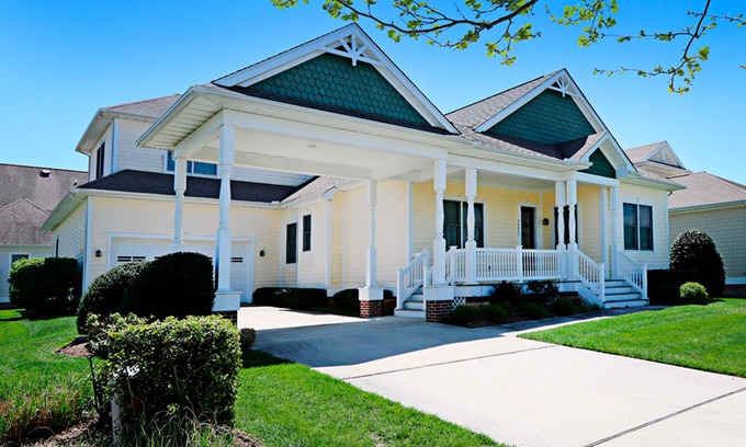 The Commons House | Bayside Resort house w/basketball court, fireplace, gym, and golf on-site