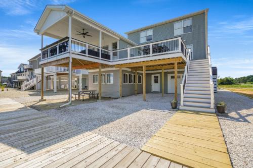 Captain's Cove House | Bayview - Game Room, Waterfront, Pools!
