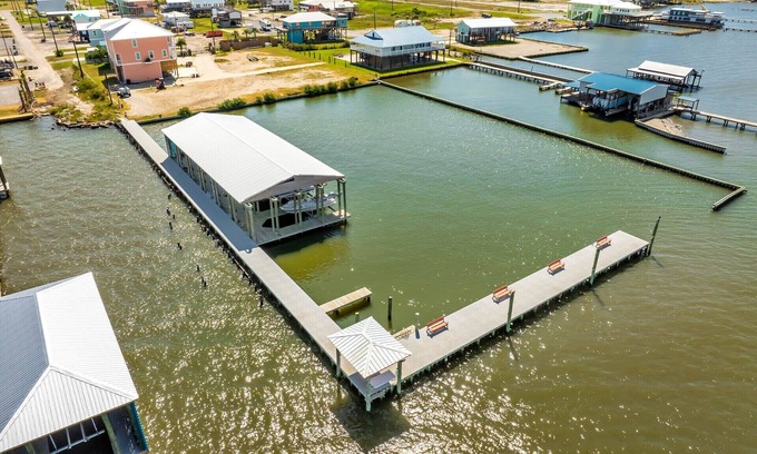 Grand Isle Condo | Baywinds Condo 8: Spacious 3BR waterfront retreat in Grand Isle, LA with boat access.