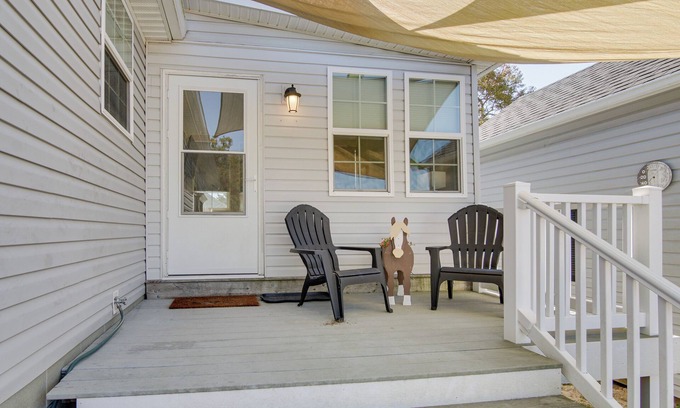 Chincoteague Cottage | Beach Bay Pony Place w/Ponies: 1 Mi to Water!