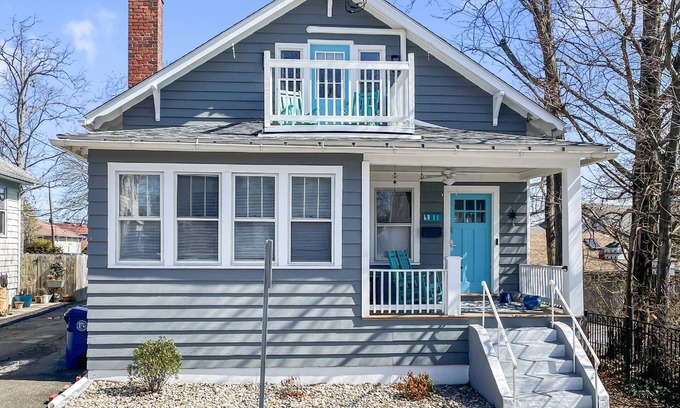 West Haven House | Beach Bungalow, walk to beach, private backyard