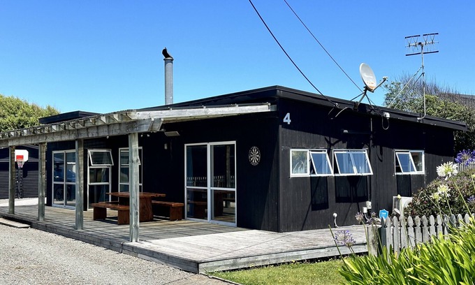 Foxton Beach House | Beach Dreams, Linens Included: Modernised 3BR, Foxton Beach Haven - Fast WiFi!