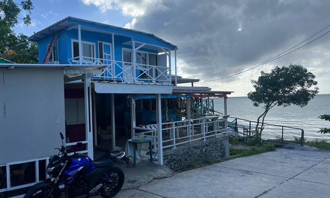 Bahia Suroeste House | Beach front bungalow with AC in Providencia