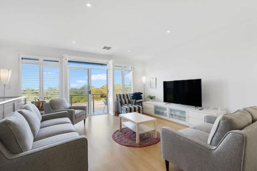 Victor Harbor House | Beach Front Esplanade Victor Harbor - BYO Linen - Wi-Fi - Family