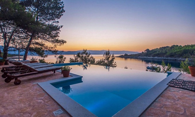 Cove Basina (Jelsa) House | Beach front home in Vrbanj