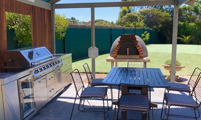 Rye House | beach-house-ocean-bayside-beaches: Golf Green, Playground, Hot Tub, Wifi, Foxtel