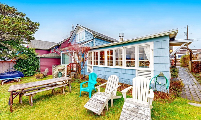 Newport Cottage | Beach House with Panoramic Bay Views, Walk to Bayfront Dining & Attractions