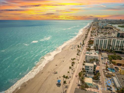 Hollywood House | Beach Paradise, Family - Friendly, Free Parking