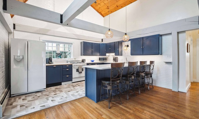 Newbury House | Beach Plum Cottage | Steps to Beach | Loft | A/C