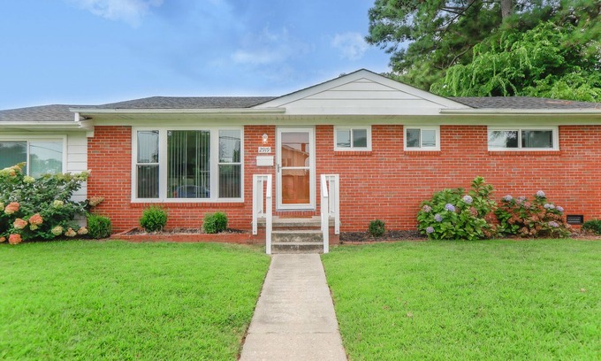 North Camellia Acres House | Beach Retro Retreat w/Games, Records & Firepit