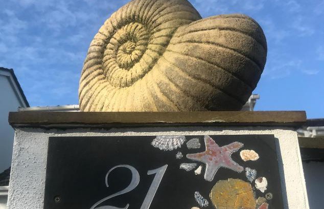 Carlyon Bay House | Beach Road- short walk to Charlestown, Carlyon Bay & coastal paths- dog friendly