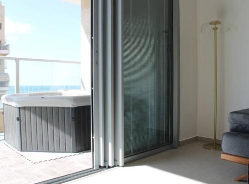 Ashkelon Apartment | Beach Suite Israel- Private Jacuzzi, Sea View, Gym, Low Fee For Off-Site Indoor Pool & Spa ביץ סוייט ישראל- ג'קוזי פרטי עם נוף ים, אפשרות לבריכה מקורה וספא בתשלום ממש מוזל