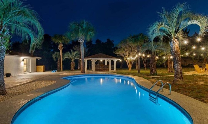 Gulf Pines House | Beach Therapy: Game On! Cornhole, Table Tennis & Poolside Bar with Private Beach!
