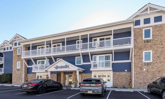 Avalon Condo | Beachcomber Resort