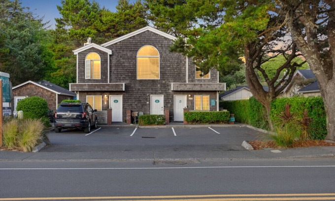 Downtown Cannon Beach Cottage | Beaches Inn Fourplex Group Getaway: Walk to Beach| Dog-Friendly