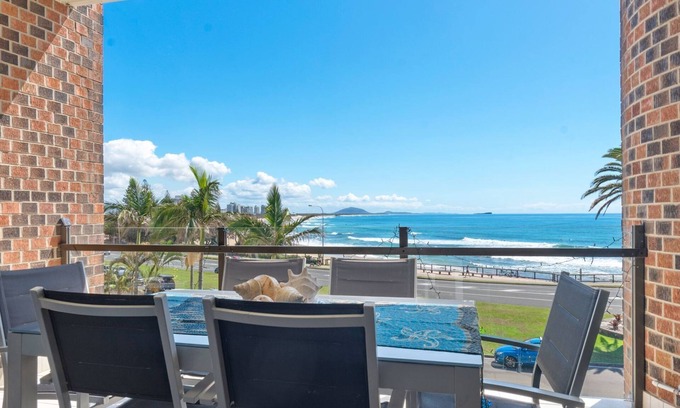 Alexandra Headland Apartment | Beachfront 2 bedroom apartment, air conditioning + balcony