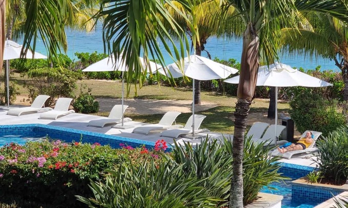 Cascavelle Apartment | Beachfront 2-Br Apartment with Pool, balcony, free Wi-Fi