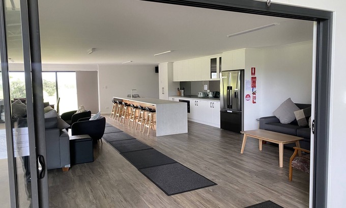 Eight Mile Creek House | Beachfront access - room for boats
