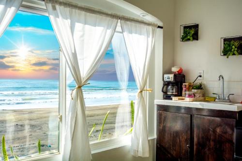 Costa Apartment | BEACHFRONT Escape - Cozy Studio