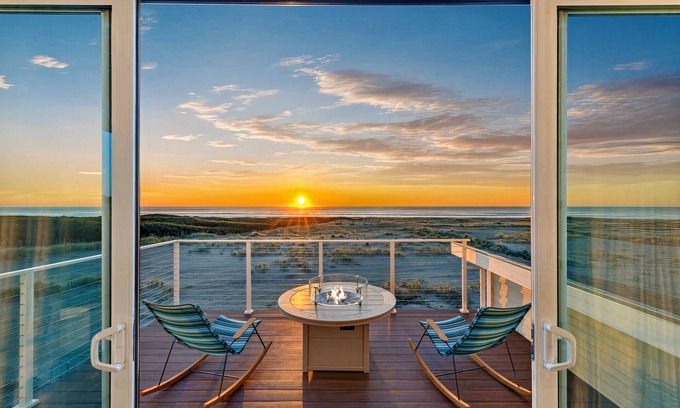 Cohassett Beach House | Beachfront Hot Tub + Games 5BR Sleeps 14 Pet Friendly 2 Min Walk to Beach