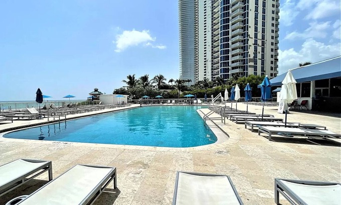 Sunny Isles Beach Hotel | Beachfront studio, Heated Pool, Beach, Sauna, Gym , Resort