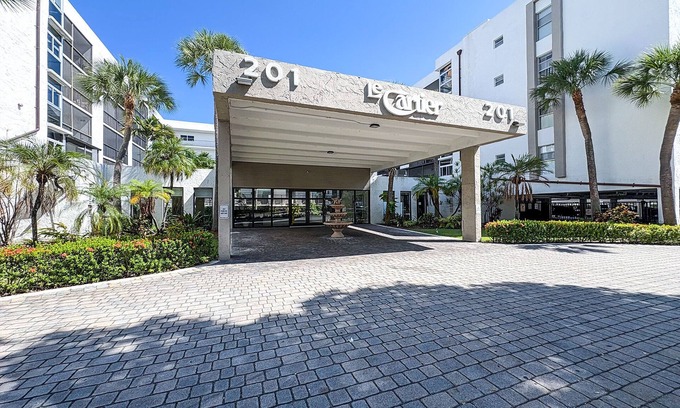 Sunny Isles Beach Apartment | “Beachside 1BR Oasis ‒ Pool, Secure Lobby, Sleeps 5 in Sunny Isles”