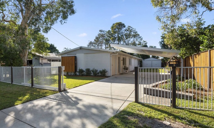 Currimundi House | Beachside beauty - walk to surf, lake & cafés