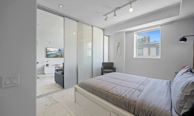 South Pointe Apartment | Beachside Charm: Walk to the Beach