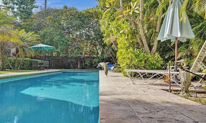 Highland Park Delray House | Beachy Cottage - Newly Updated - Pool!