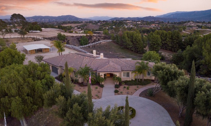 Temecula Villa | Bear Bridge by AvantStay | Hilltop Haven in Temecula w/Views!