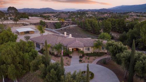 Temecula Villa | Bear Bridge by AvantStay Hilltop Haven in Temecula w Views Putting Green Hot Tub