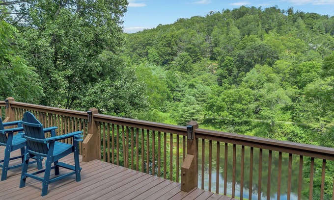 Grassy Creek Cabin | Bear Haven w/Fire pit + Community Pond Access + Pool Table + Dog Friendly + MORE