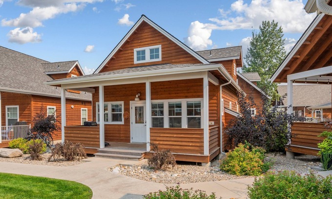 Dover Bay House | Bear Necessities – Delightful Dover Bay Bungalow, Pet-Friendly Retreat for 5