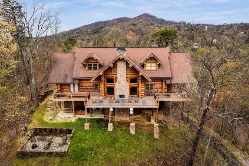 Gatlinburg Ski Chalet | Bear Paw - 7 bed, 8ba, Sleeps 22, Location, 3 Clubhouse Pools, Hot tub
