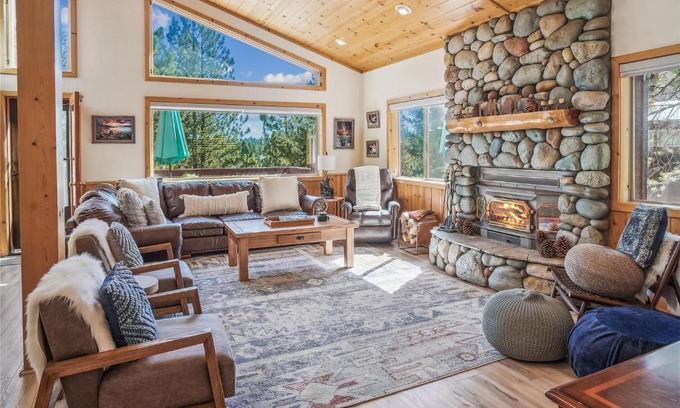 Truckee House | Bear Peak Cabin by Tahoe Getaways - Tahoe Donner Rental with Private Hot Tub and Bonus Room
